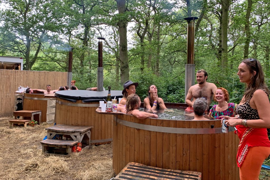 These wooden Finnish-style hot tubs were relaxing, social and warm! The photo shows one group smiling and chatting with drinks in hand inside the tub. I loved the Soak area at Noisily Festival 2019