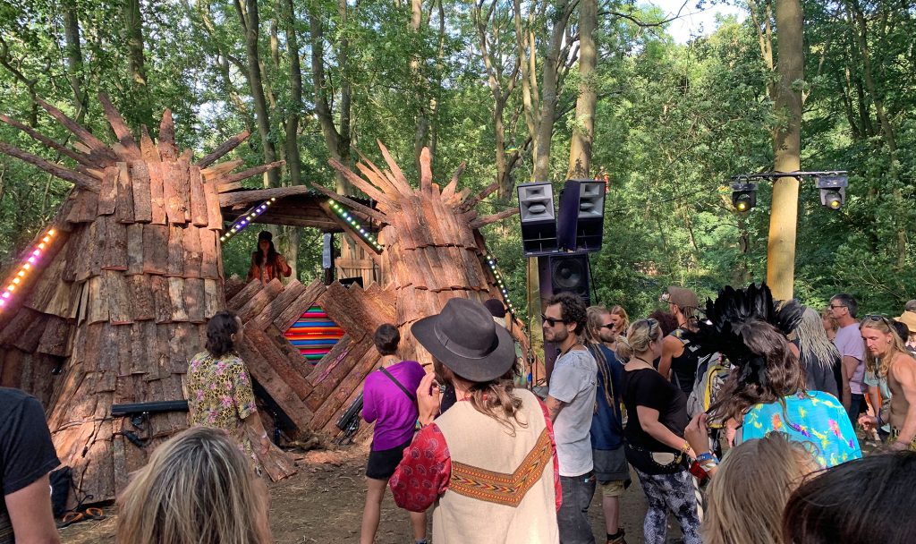 View of the wooden Nook stage with happy people dancing in front, at Noisily 2019